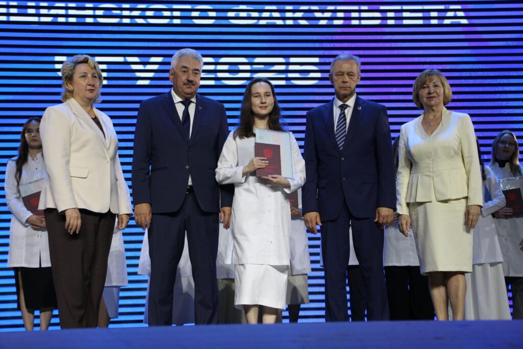 Торжественная церемония вручения диплома врача - выпускника медицинского факультета ЧГУ 2025 (Фоторепортаж)